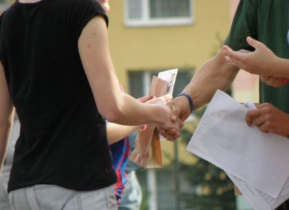 handshakes-930178_1280-1