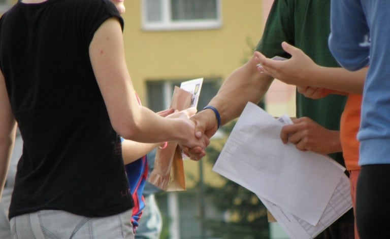 handshakes-930178_1280-1
